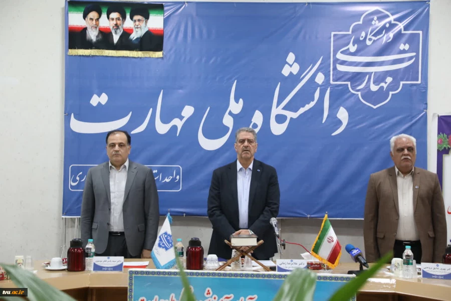 دکتر زمانی در آیین تجلیل از سرآمدان آموزشی: 

سرآمدی آموزشی در دانشگاه ملی مهارت یعنی تبدیل دانش به مهارت و مهارت به اشتغال 15