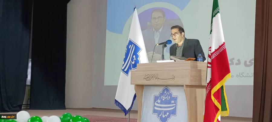 با حضور معاون اداری، مالی و منابع انسانی دانشگاه؛ 

همزمان با تجلیل از سرآمدان آموزشی واحد استانی کرمانشاه، کارگاه کامپیوتر گروه گرافیک افتتاح شد. 4