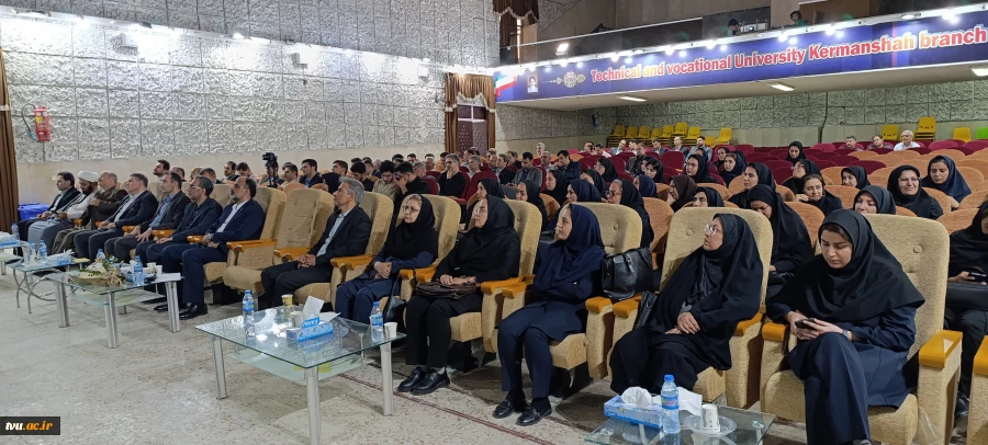 با حضور معاون اداری، مالی و منابع انسانی دانشگاه؛ 

همزمان با تجلیل از سرآمدان آموزشی واحد استانی کرمانشاه، کارگاه کامپیوتر گروه گرافیک افتتاح شد. 7