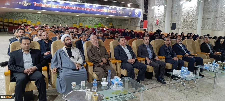 با حضور معاون اداری، مالی و منابع انسانی دانشگاه؛ 

همزمان با تجلیل از سرآمدان آموزشی واحد استانی کرمانشاه، کارگاه کامپیوتر گروه گرافیک افتتاح شد. 8