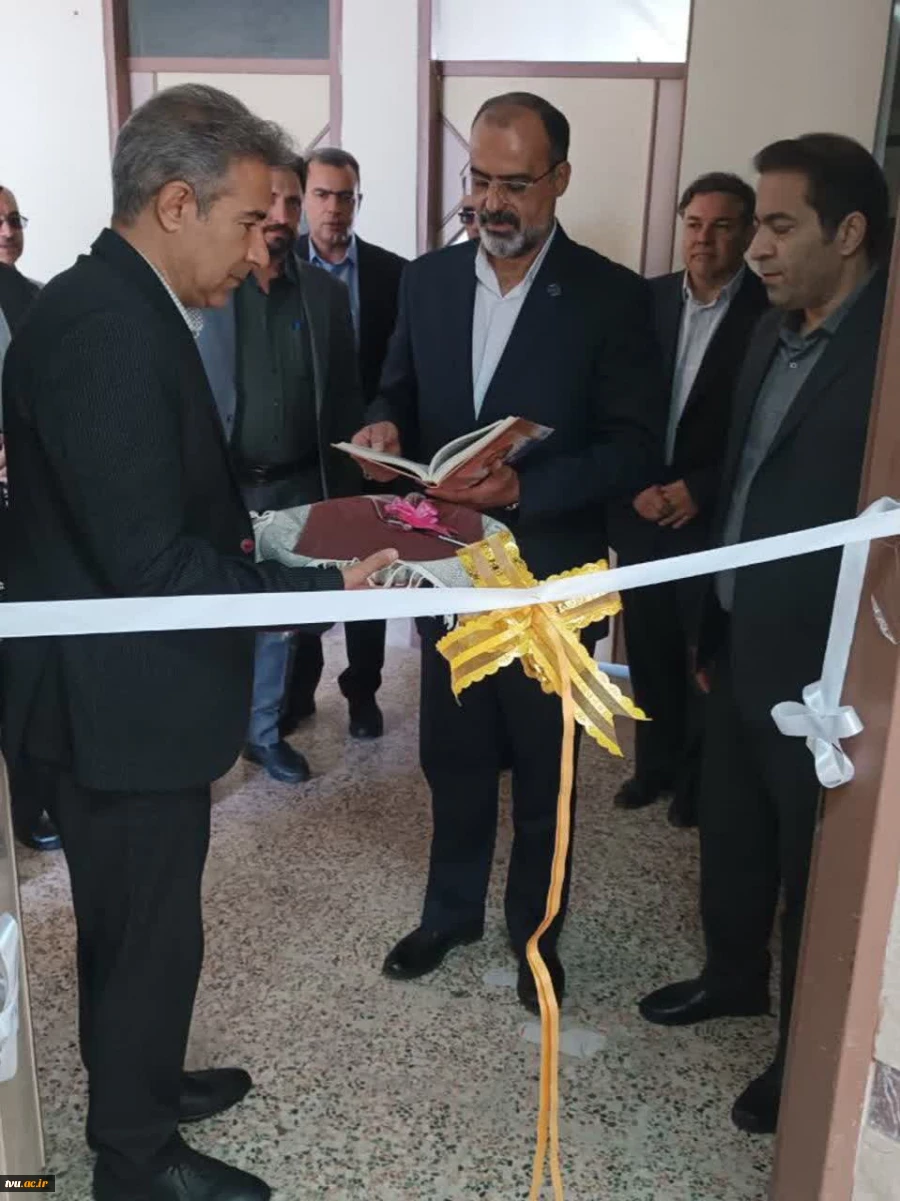 با حضور معاون اداری، مالی و منابع انسانی دانشگاه؛ 

همزمان با تجلیل از سرآمدان آموزشی واحد استانی کرمانشاه، کارگاه کامپیوتر گروه گرافیک افتتاح شد. 3