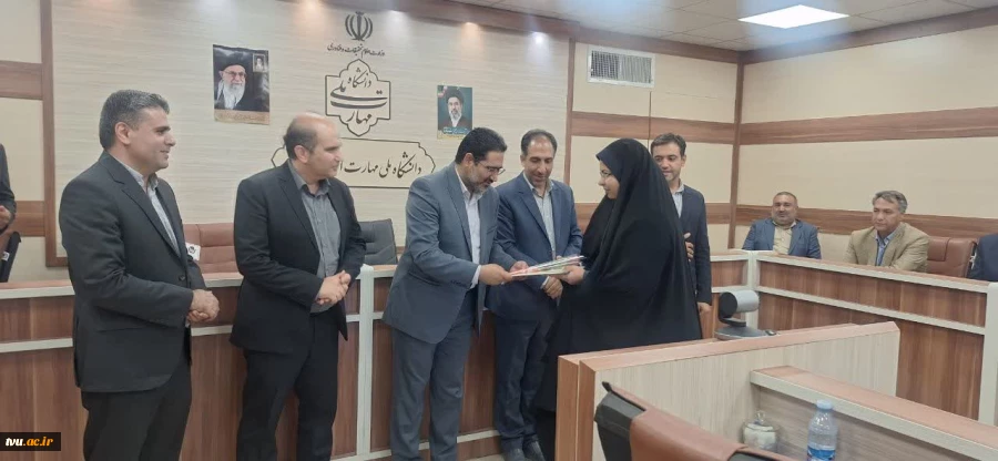 با حضور معاون فرهنگی و دانشجویی دانشگاه ملی مهارت؛ 

آیین تجلیل از سرآمدان دانشگاه ملی مهارت واحد استانی کرمان برگزار شد 7