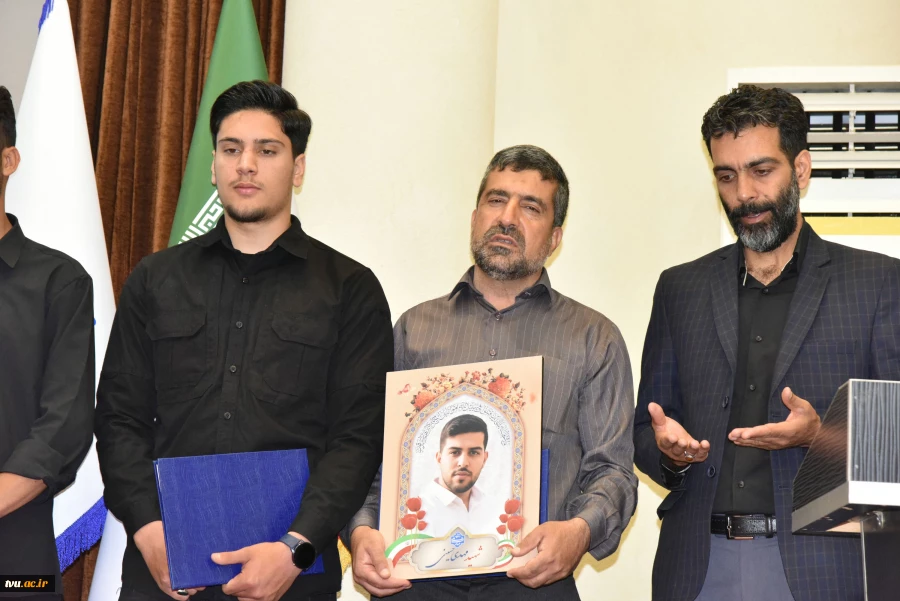 در یادواره شهدای خانواده بزرگ دانشگاه ملی مهارت در جنگ رمضان تأکید شد؛

لزوم بازخوانی سیره شهدا و ثبت میراث ماندگار دفاع مقدس در دانشگاه‌ها 43