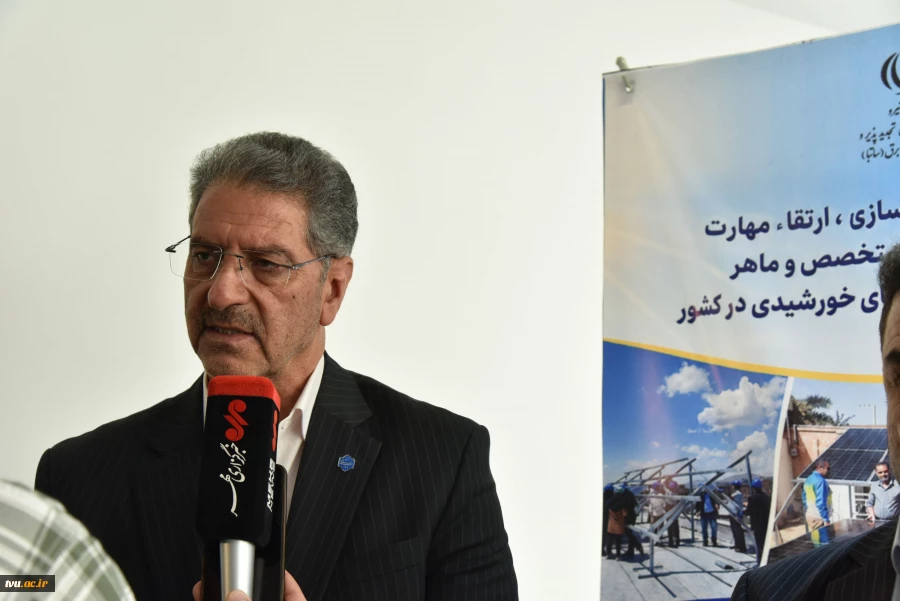 با حضور دکتر زمانی صورت گرفت؛ 

رونمایی از سامانه آموزشی فتوولتاپیک و آغاز به کار همزمان ۱۷ مرکز تخصصی آموزش انرژی خورشیدی در کشور 17