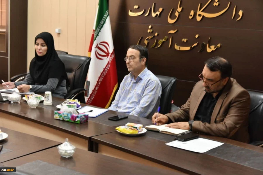 بررسی پیاده سازی طرح مرکز توسعه و تعالی آموزش (EDEC) دانشگاه در بیست و چهارمین جلسه شورای مدیران آموزشی با حضور دستیار معاون آموزشی وزارت عتف 2