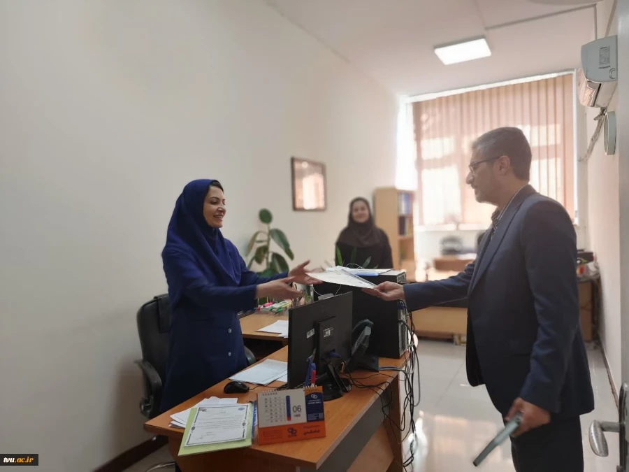 دیدار صمیمانه معاون محترم آموزشی دانشگاه با کارکنان حوزه به مناسبت روز کارمند 12